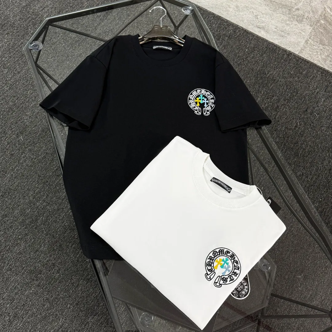 P180 Chrome Hearts Chrome Hearts 25 high-end versions. The fabric is made of 300 grams of high-density pure cotton. It does not deform or shrink. It has three labels. It is the same style for men and women. Technology: leather embroidery. Color: white, black. SIZE: S-XL.